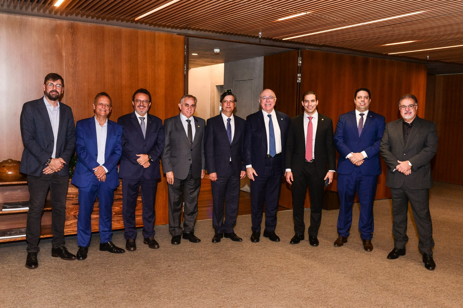 Empresário Edmilson Pereira de Assis reúne em Brasília senadores e deputados em jantar para discutir Reforma Tributária