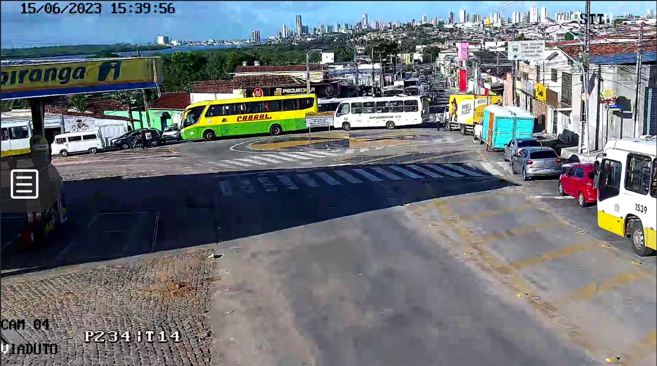 Caminhão quebra na Felizardo Moura e deixa trânsito bem lento