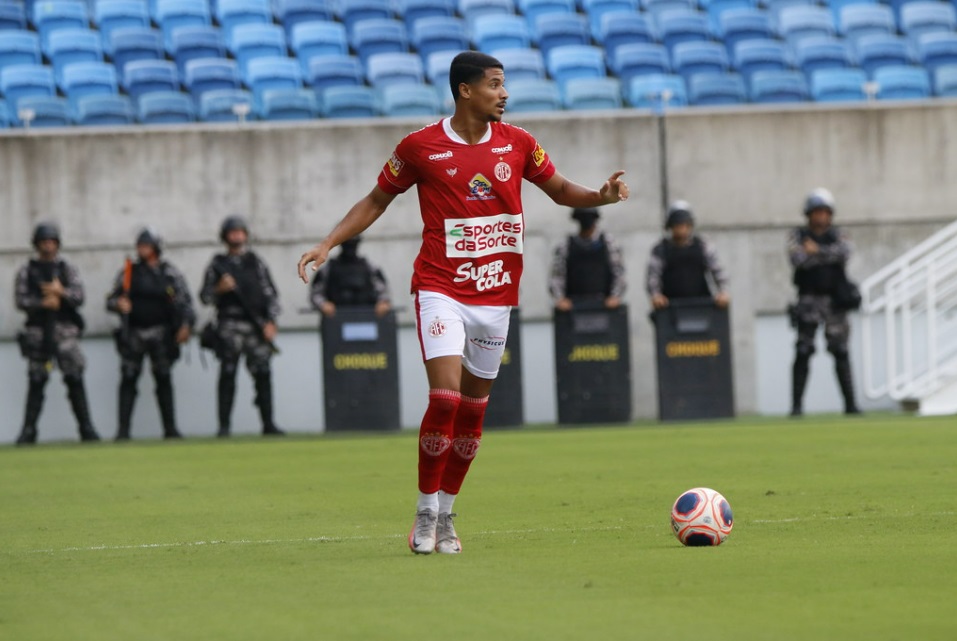 Jogador se despede do América-RN nas redes sociais: "Foi uma honra vestir essa camisa"