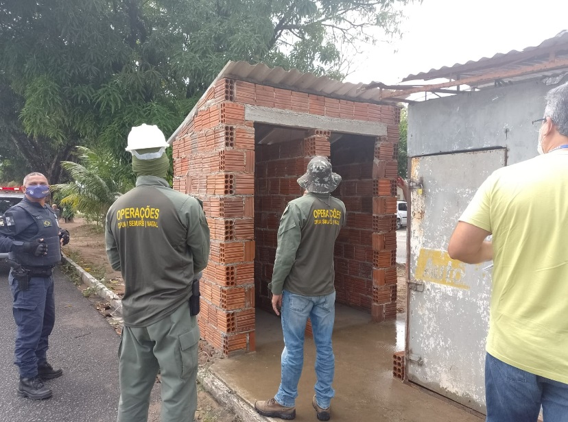 Fiscalização da Semurb remove ocupação irregular em canteiro central na Zona Norte de Natal