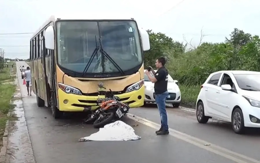 Motociclista morre na hora após invadir pista contrária e bater em ônibus na Grande Natal