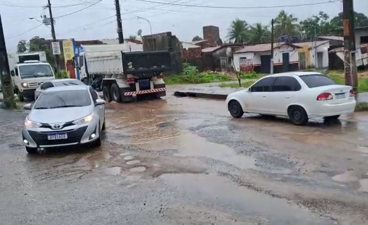 VÍDEO: Buraqueira na avenida Moema Tinoco deixa trânsito lento e causa prejuízos