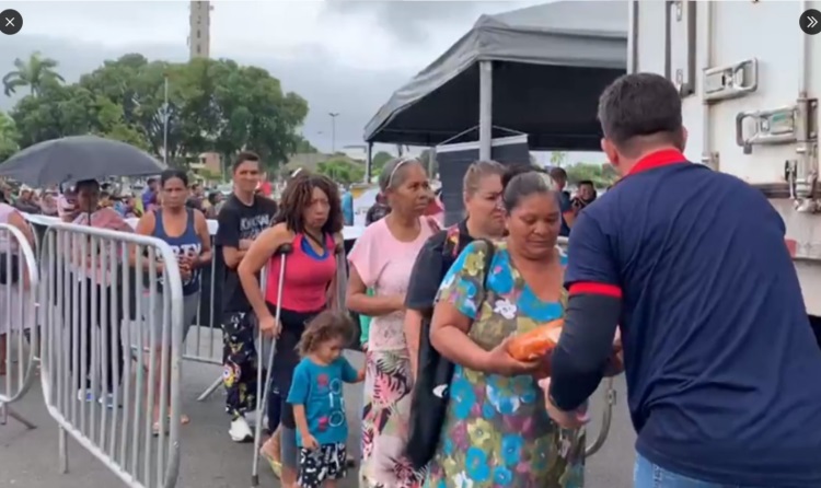 População faz fila quilométrica para doação de salsicha barrada em exportação à Venezuela