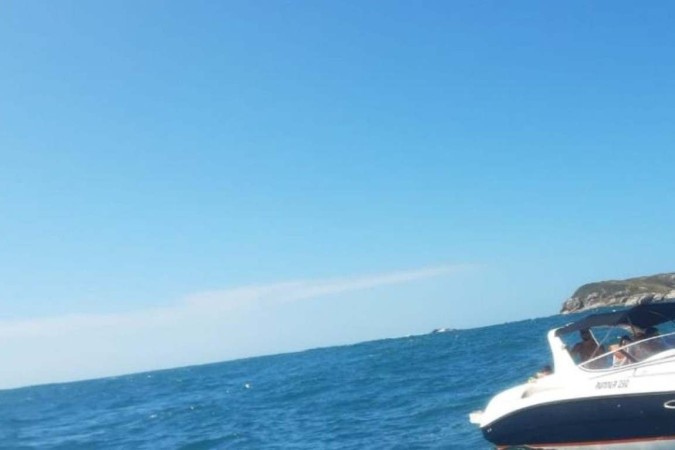 Barco com oito pessoas naufraga em Santa Catarina e Marinha faz buscas