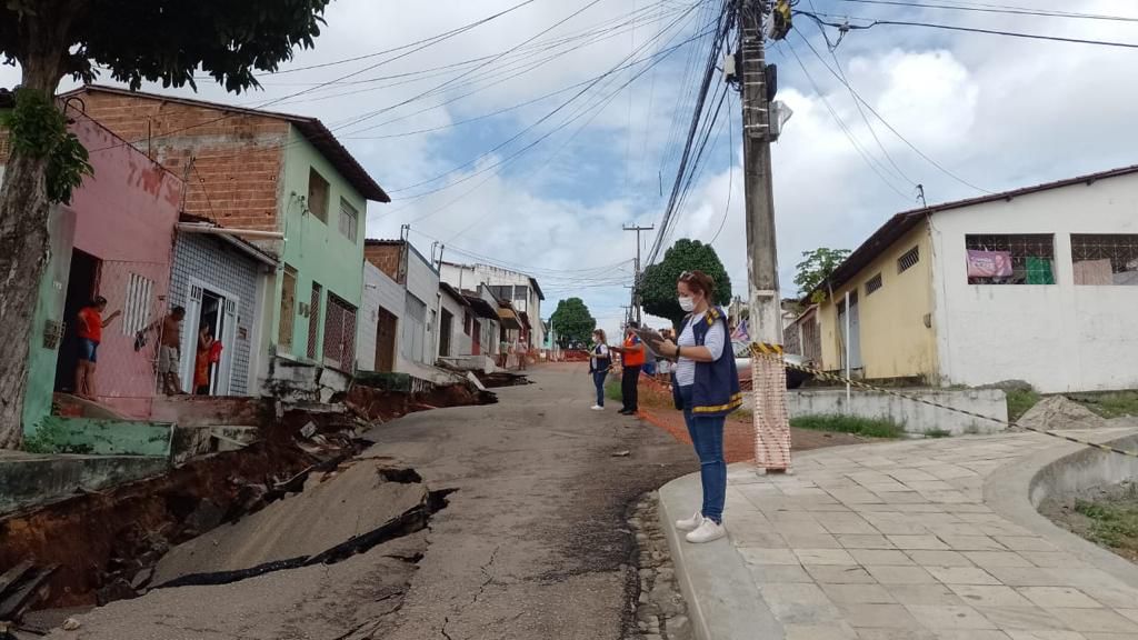 Tubulação da Caern rompe e leva parte de rua em Natal