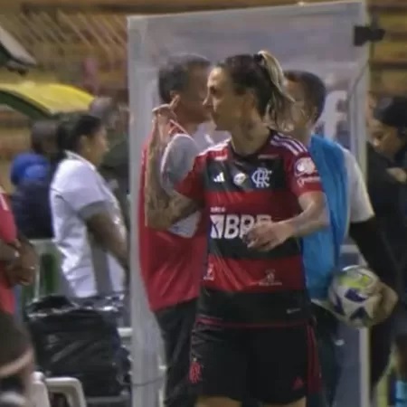 VÍDEO: Jogadora do Flamengo se irrita com protesto e faz gesto obsceno à torcedora