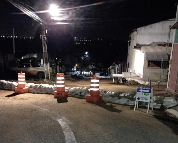 Caern inicia serviços de reparo em rede de tubulação na rua Boa Vista
