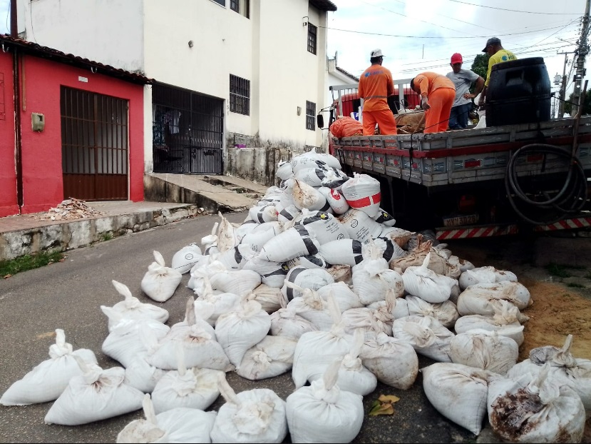 Defesa Civil vistoria casas e cratera em rua do Bairro Nordeste