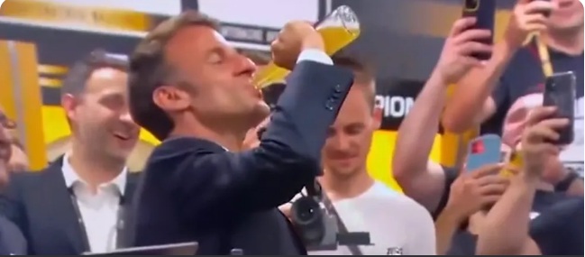 VÍDEO: Presidente da França vira garrafa de cerveja em 17 segundos e gera polêmica internacional
