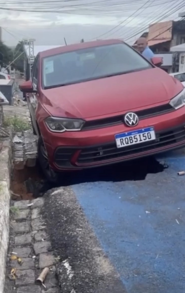 Carro estacionado é ‘engolido’ por cratera no Alecrim