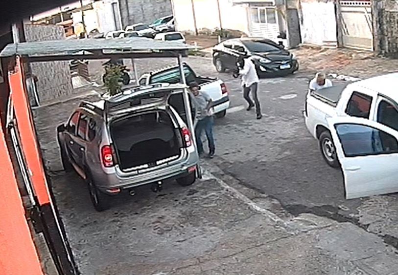 IMAGENS FORTES: Homem é executado por tiros de fuzil na Zona Oeste de Natal