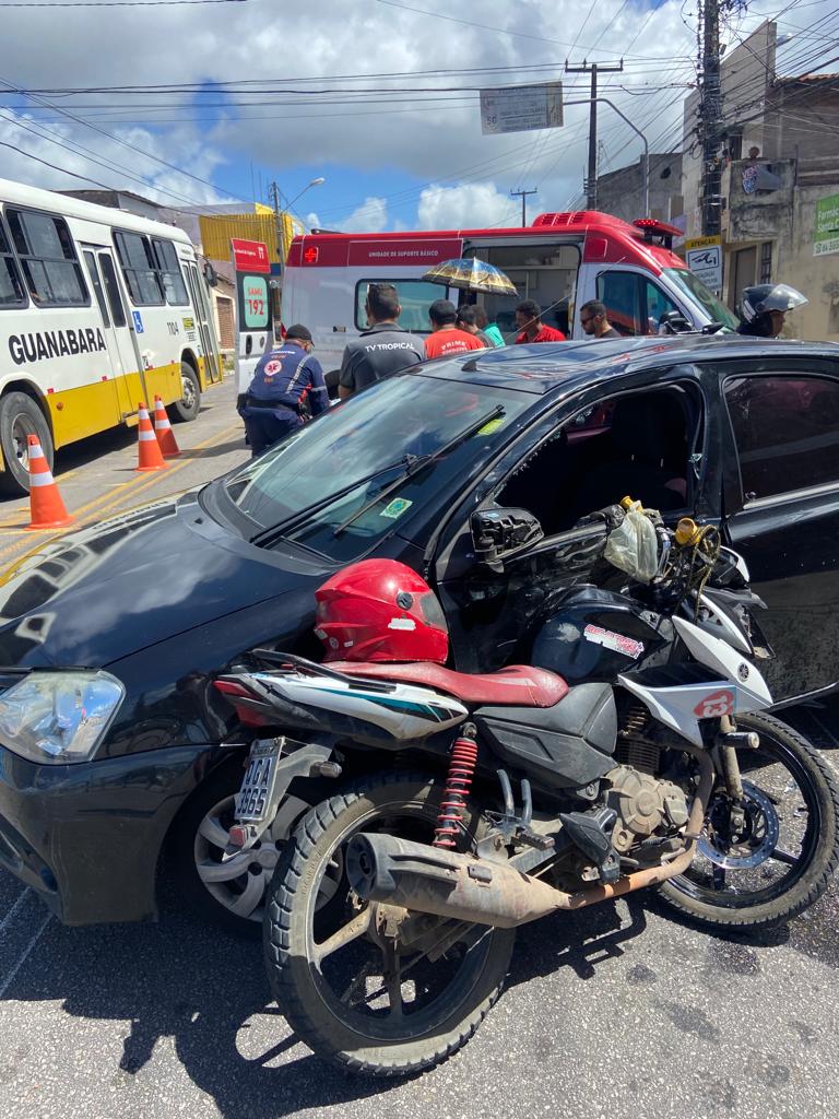 Motociclista voa por cima de carro após colisão na zona Oeste de Natal