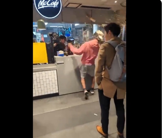 VÍDEO: Funcionário do McDonald's joga bebida em cliente e causa confusão