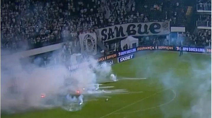 VÍDEO: Corinthians vence Santos na Vila, mas jogo é encerrado após bombas em campo