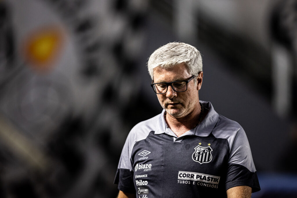 Sem vencer há nove jogos, Santos anuncia saída do técnico Odair Hellmann