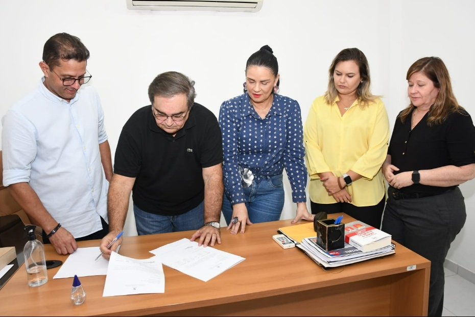 Álvaro Dias autoriza pagamento que antecipa 40% do 13° aos professores da rede municipal