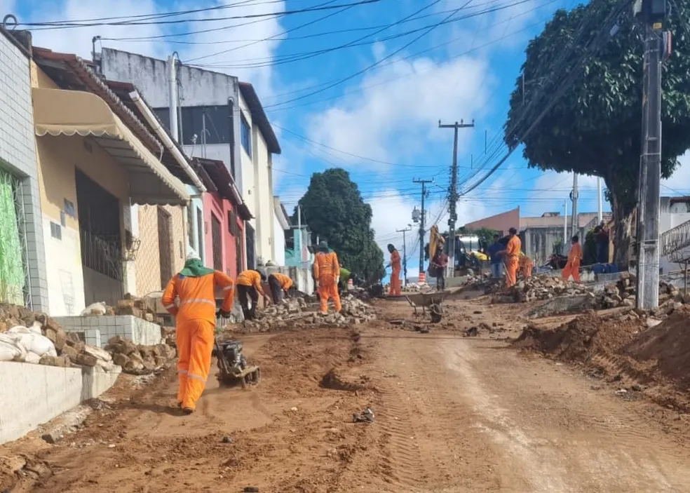 Caern conclui troca de tubulação e aterro de rua onde cratera se abriu em Natal