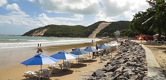 VÍDEO: Dois homens fazem arrastão em Ponta Negra; funcionários, clientes e turistas são assaltados