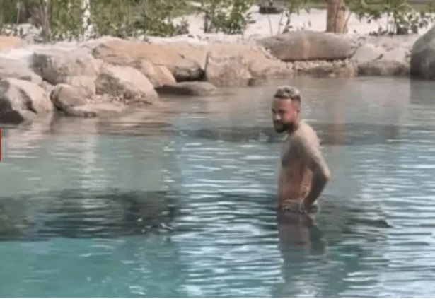 Neymar promove evento e pula em lago de sua mansão mesmo com interdição em obras