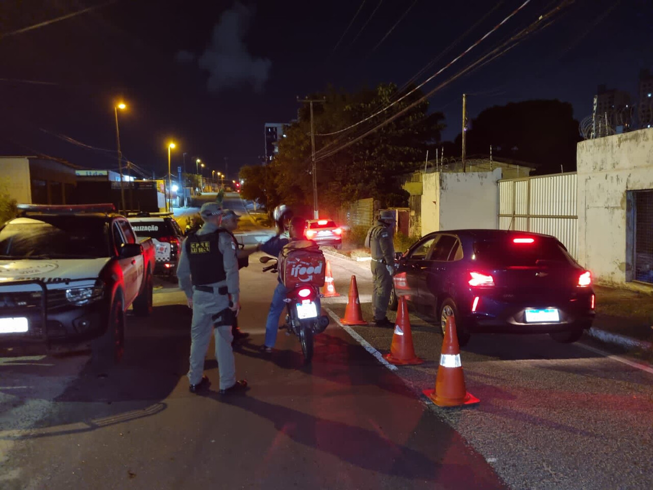 Blitz da Lei Seca autua doze motoristas por dirigirem sob a influência de álcool na zona Sul de Natal