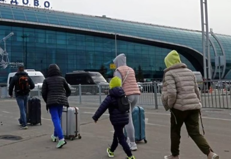 Russos tentam fugir de Moscou em voos lotados em meio ao avanço do grupo mercenário