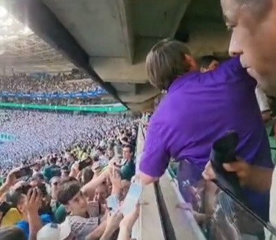 [VÍDEO] Bolsonaro é aplaudido pela torcida aos gritos de "Mito" em Palmeiras x Botafogo