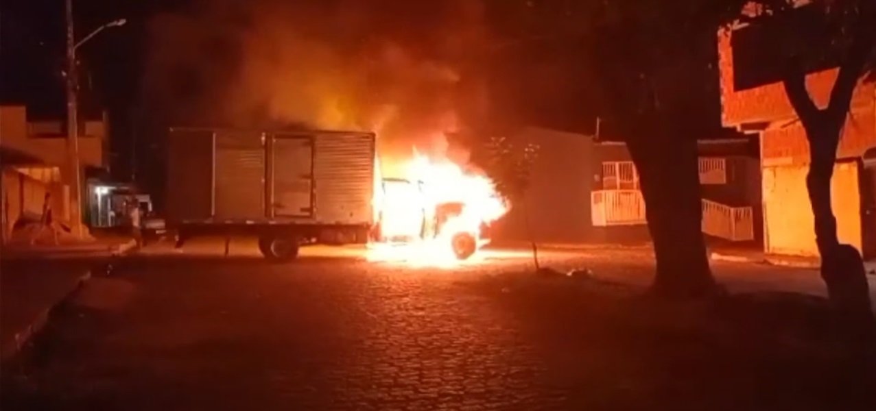 VÍDEO: Moradores tocam fogo em caminhão de homem que teria matado vizinho por fogueira em Natal