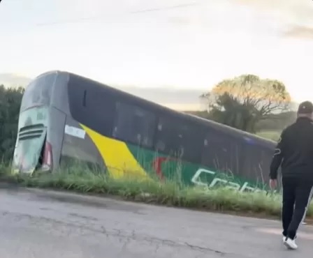 Ônibus da cantora Brisa Star cai em ribanceira e deixa 15 feridos