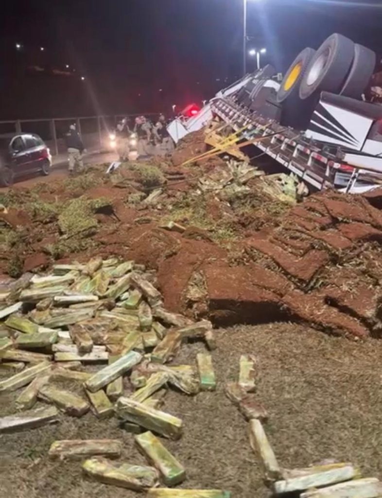 Caminhão com 1 tonelada de maconha tomba em frente a batalhão da PM