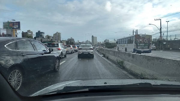 Motorista perde controle, derruba poste e interdita BR-101 próximo ao Natal Shopping