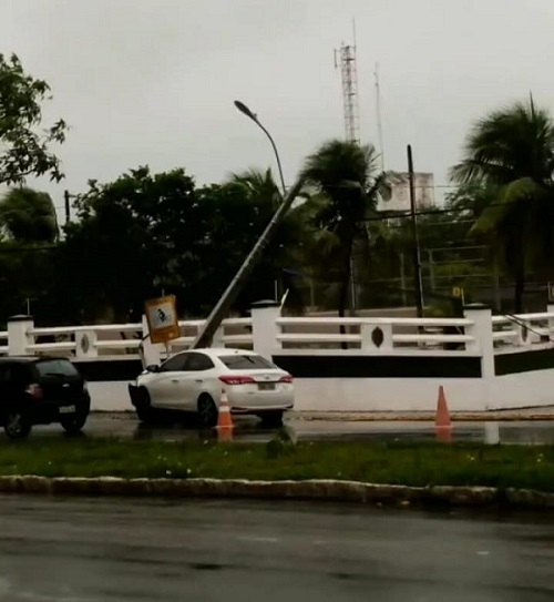 Carro bate e derruba poste na avenida Hermes da Fonseca