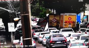 Caminhão de cerveja bate em árvore e prejudica trânsito em Petrópolis