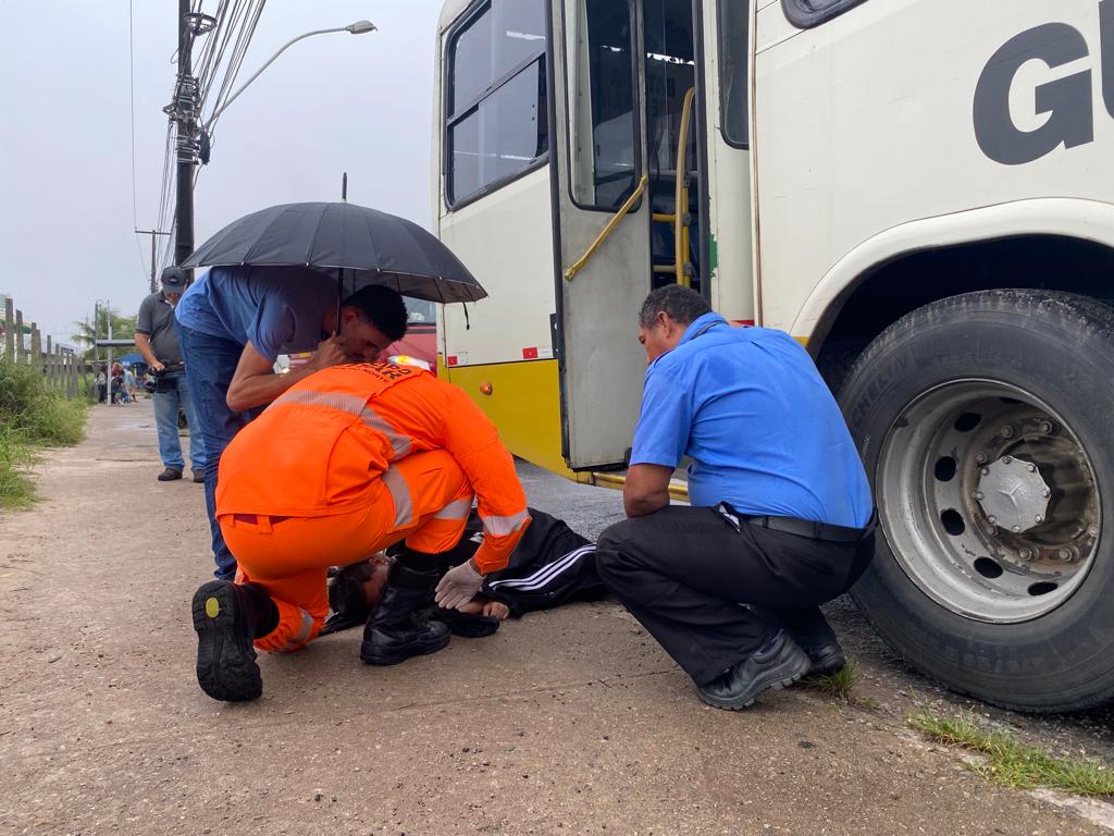 Jovem escorrega e bate cabeça ao descer de ônibus na zona Sul de Natal