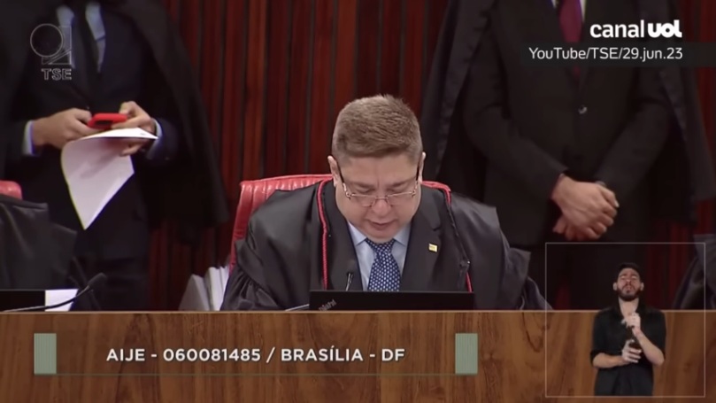 Ministro do TSE vota para absolver Bolsonaro; julgamento continua