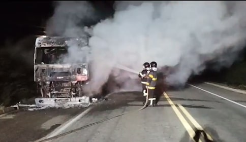 Carreta transportadora de gás pega fogo na BR-304, no RN