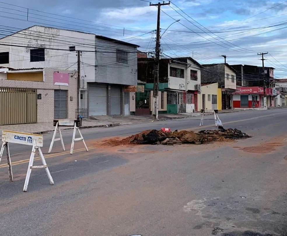 Motociclista cai em buraco aberto após vazamento de água em Natal