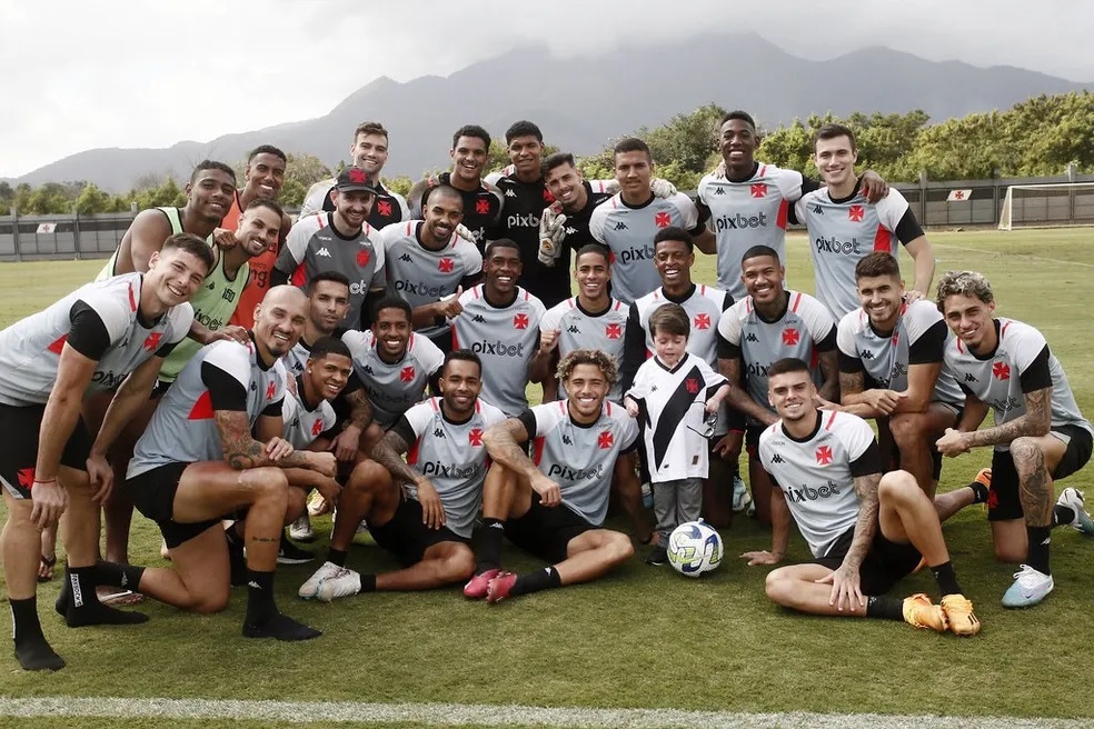 VÍDEO: Após alta do hospital, torcedor-mirim visita jogadores do Vasco no CT