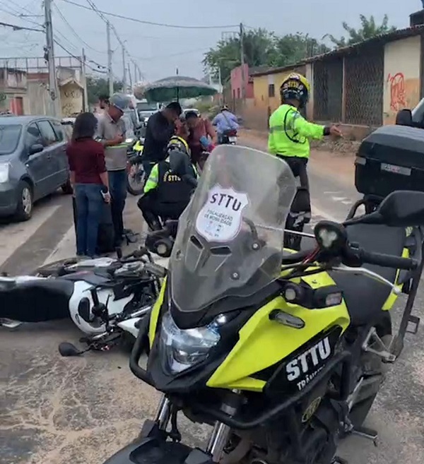 Mulher é atropelada por motocicleta na Felizardo Moura, em Natal
