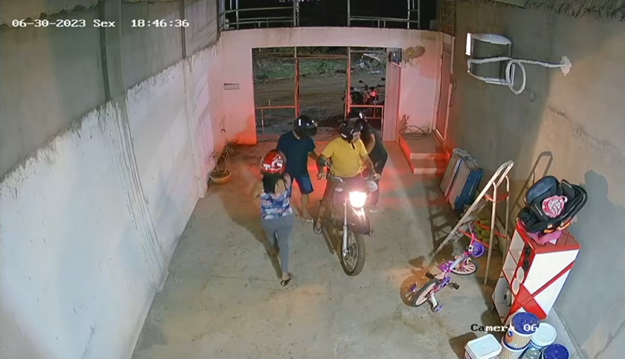 VÍDEO: Bandidos invadem casa de sargento da PM em Caicó, anunciam assalto e roubam moto