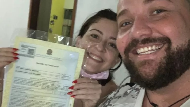 [VÍDEO] Casal festeja divórcio e viraliza: 'Quem vive em paz não perturba o outro'