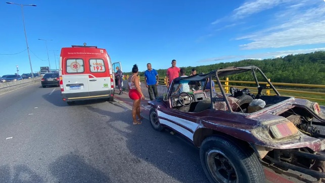 Buggy capota e motorista fica ferido na Ponte Newton Navarro em Natal