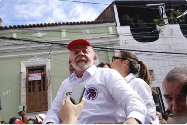 VÍDEO: Lula se desequilibra e quase leva tombo durante evento em Salvador