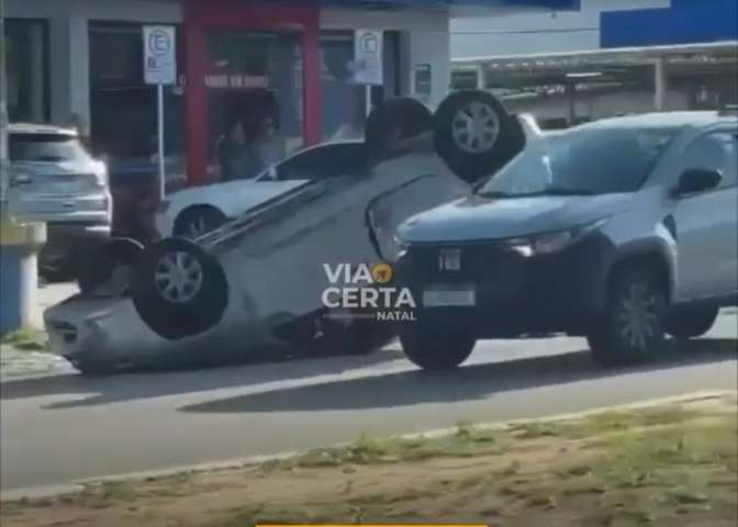 Carro capota e deixa uma pessoa ferida na avenida Roberto Freire