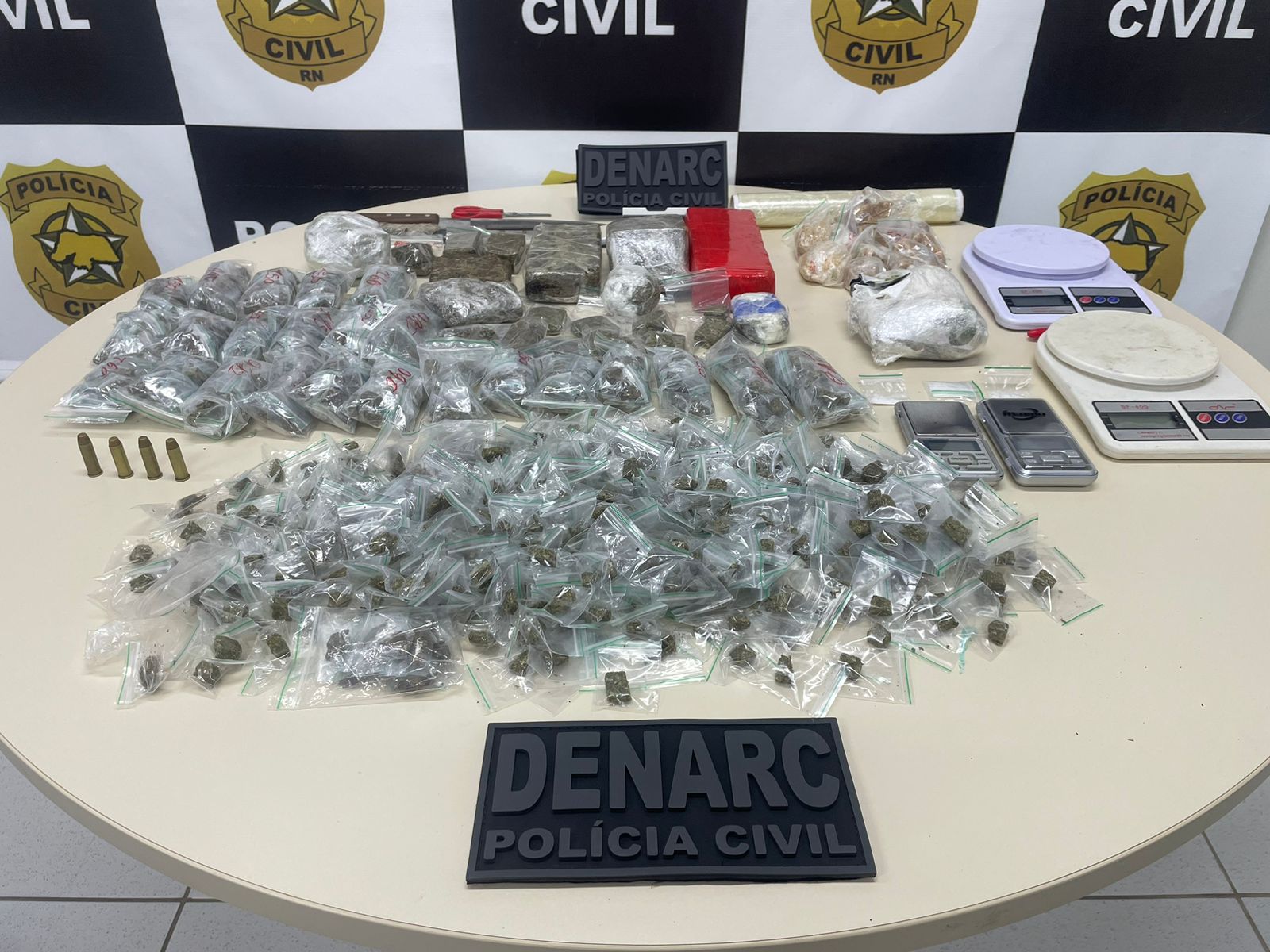 Polícia Civil apreende R$ 30 mil em drogas dentro de casa na Grande Natal