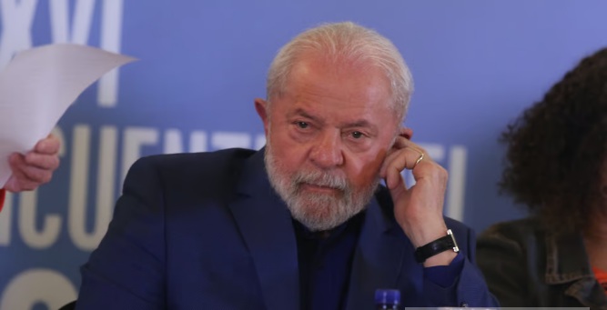 Oposição protocola pedido de impeachment contra Lula