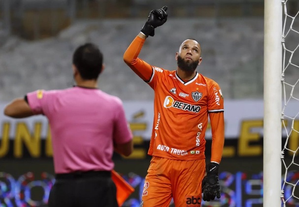 Goleiro do Atlético trai a mulher, a amante filma, o chantageia e polícia entra em ação