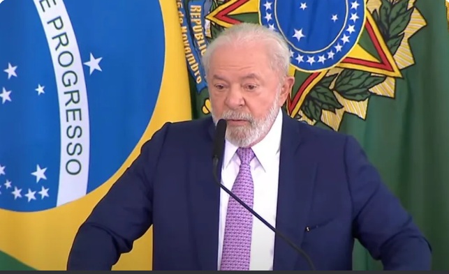 Lula proíbe uso de celular no gabinete e em reuniões