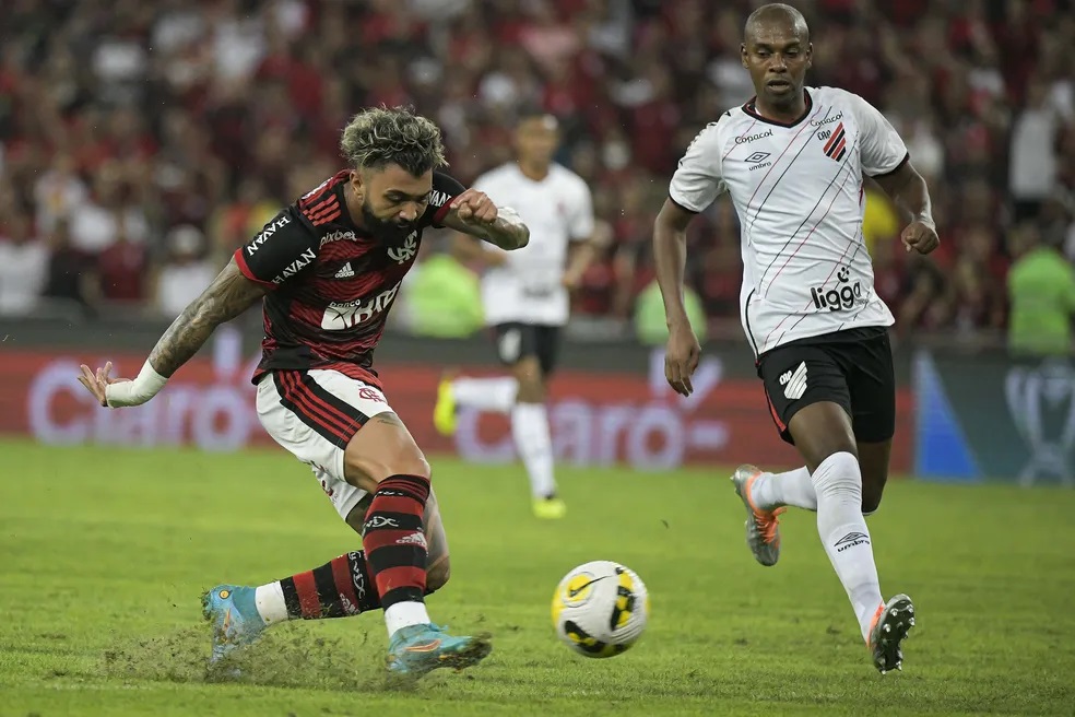 Flamengo x Athletico-PR, São Paulo x Palmeiras; veja os jogos de hoje e onde assistir