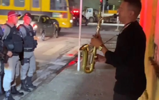 VÍDEO: Músico é parado por viatura e faz homenagem a policiais