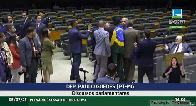 VÍDEO: Deputados discutem e quase partem para agressão no plenário; assista